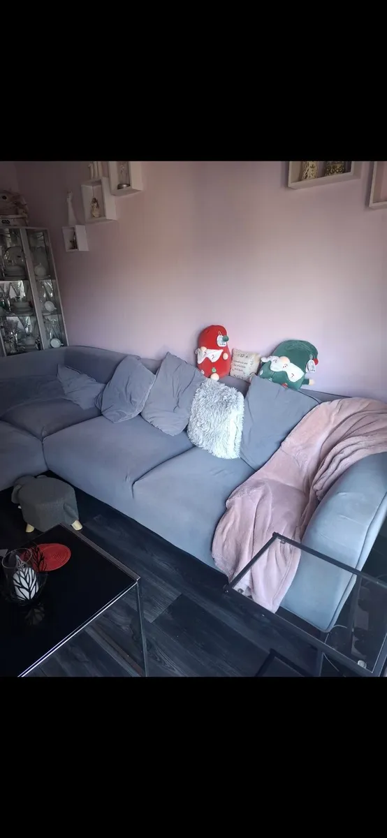L shaped couch - Image 1