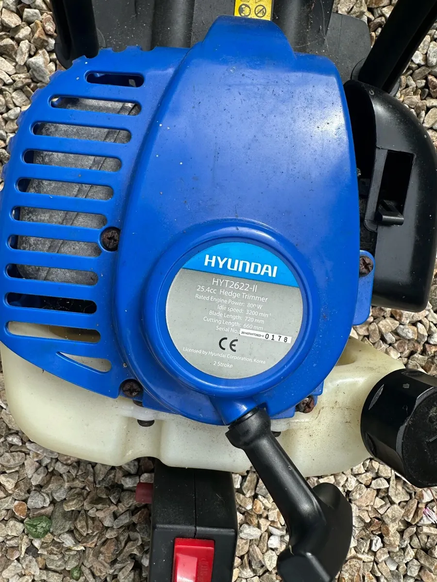 Hyundai HYT2622 hedge trimmer 2 stroke light use - Image 2