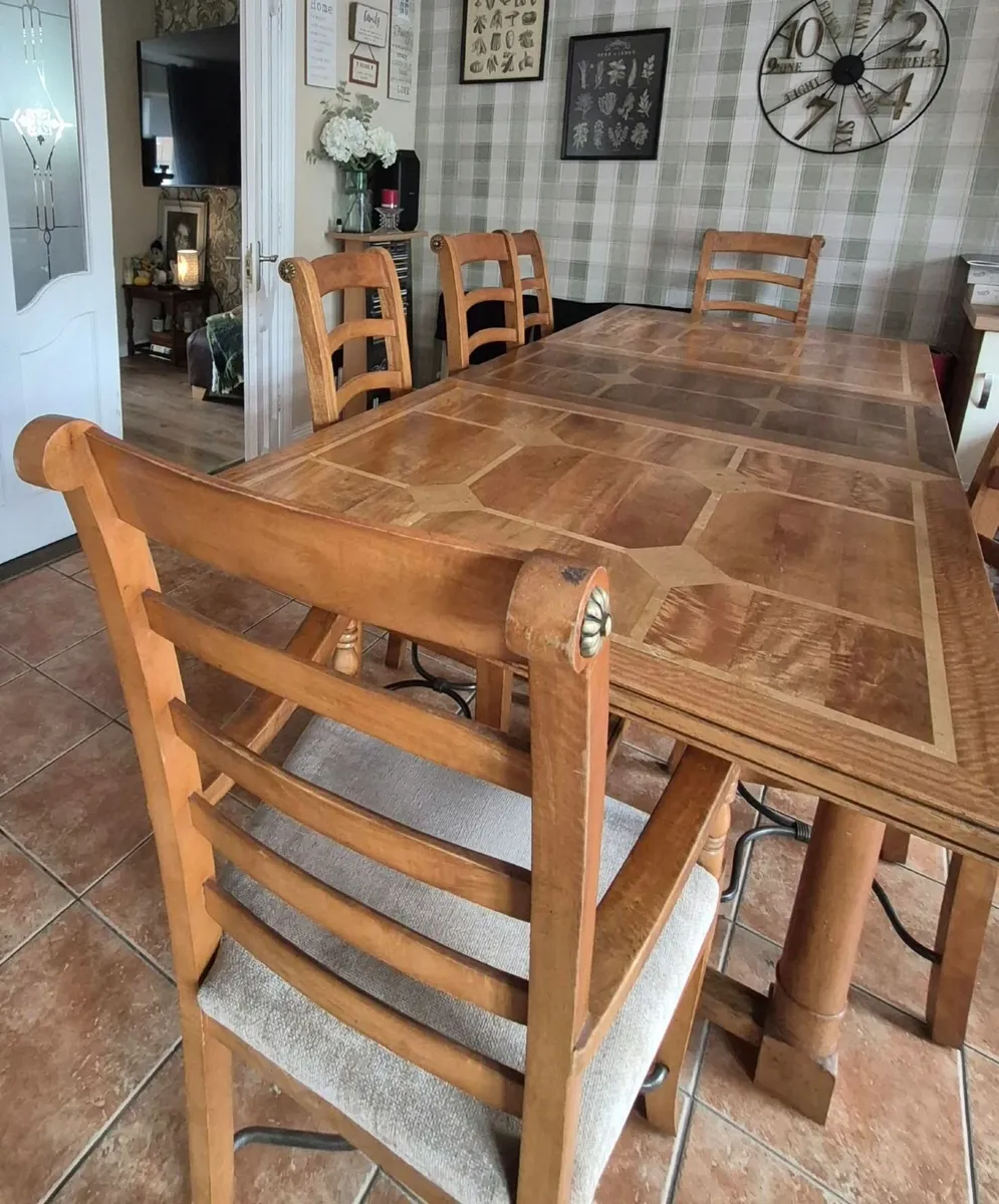 Table and 8 chairs - Image 1