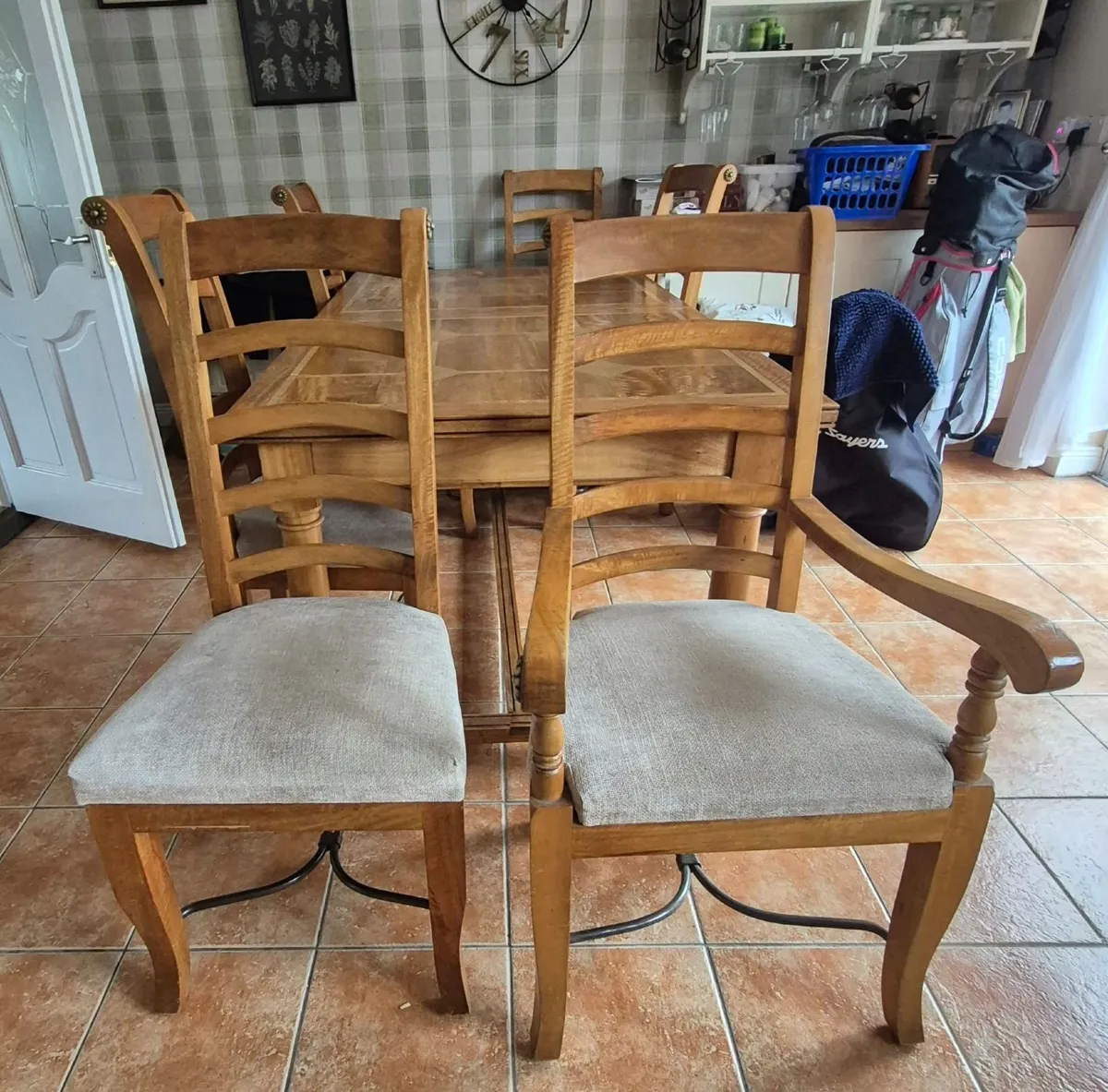 Table and 8 chairs - Image 2