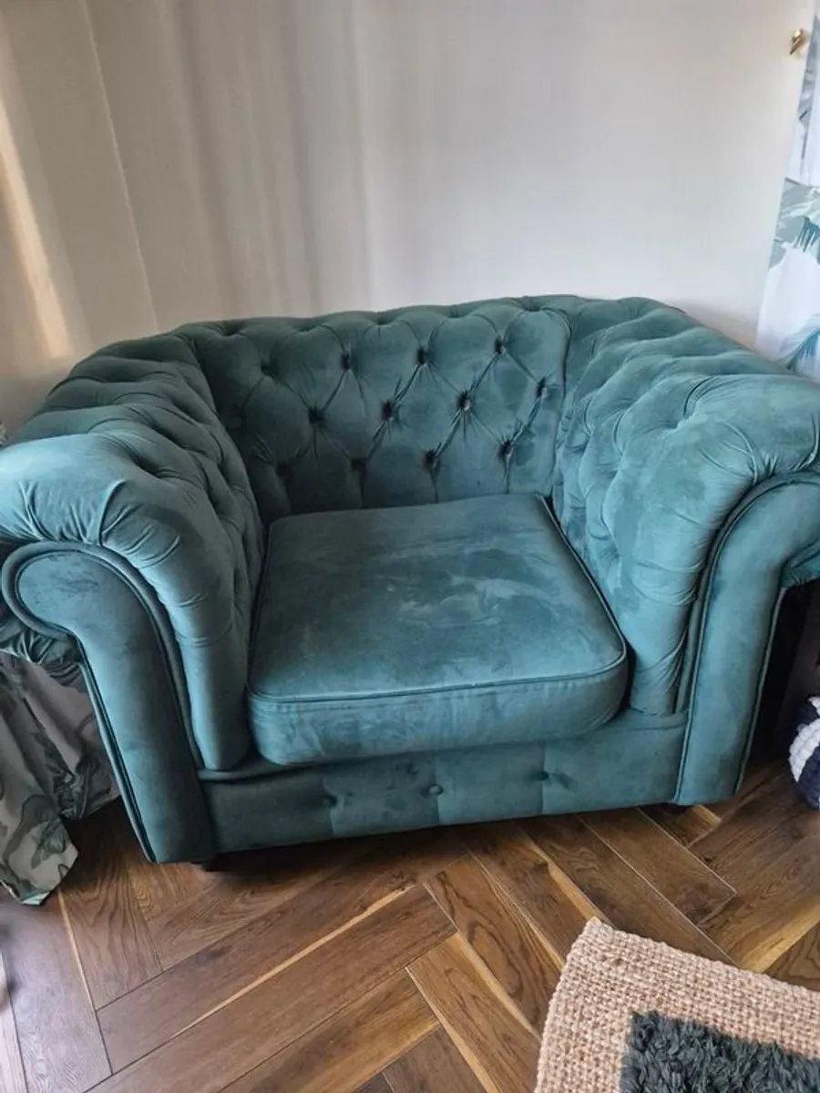 Chesterfield 2 seater and 2 single arm chairs - Image 2