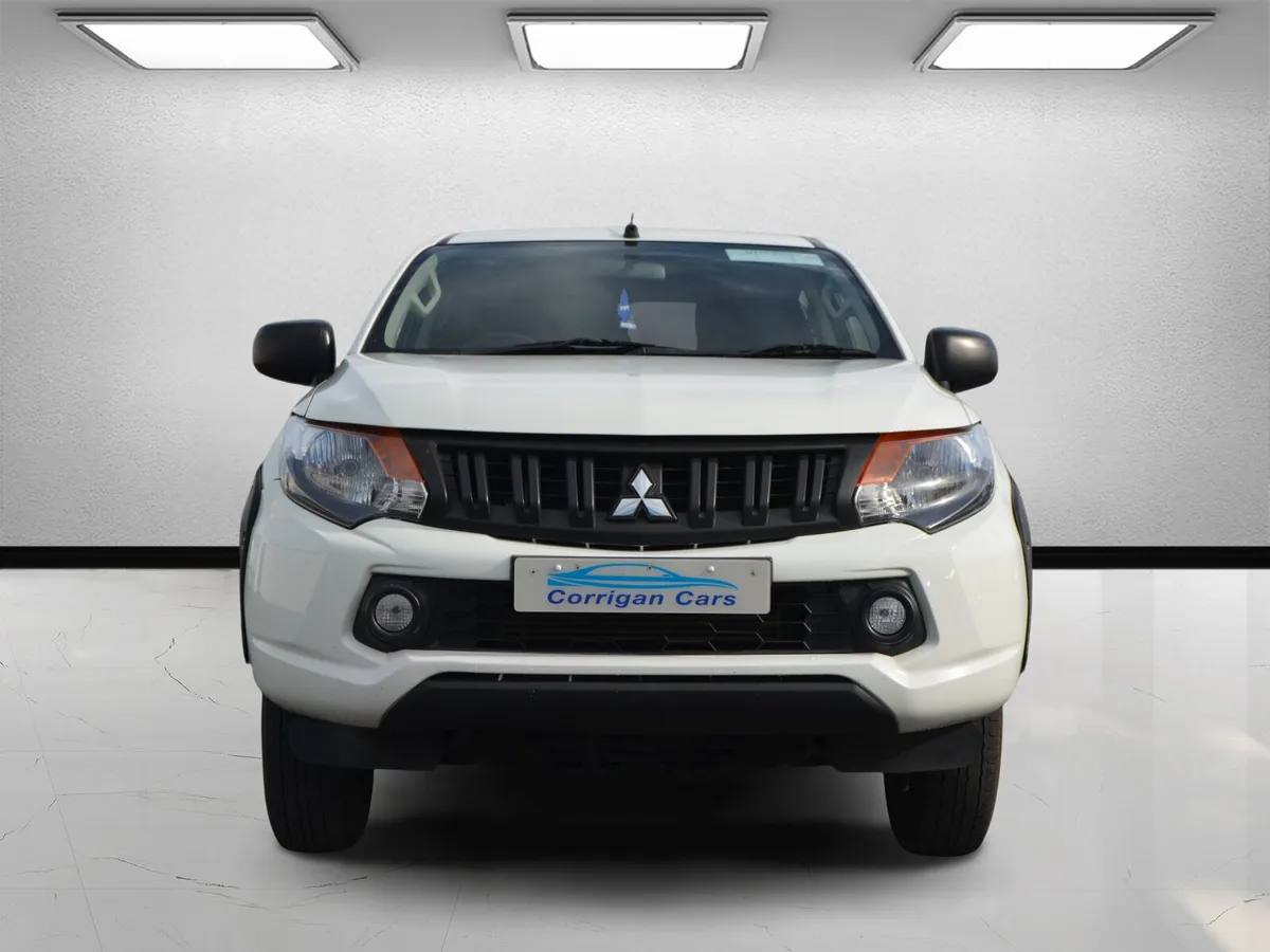 Mitsubishi L200 2019 Canopy TINY MILES - Image 2