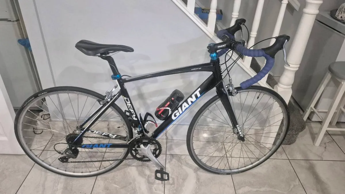 Giant Defy 2 Road Bike – Medium Frame – Shimano Ti - Image 1