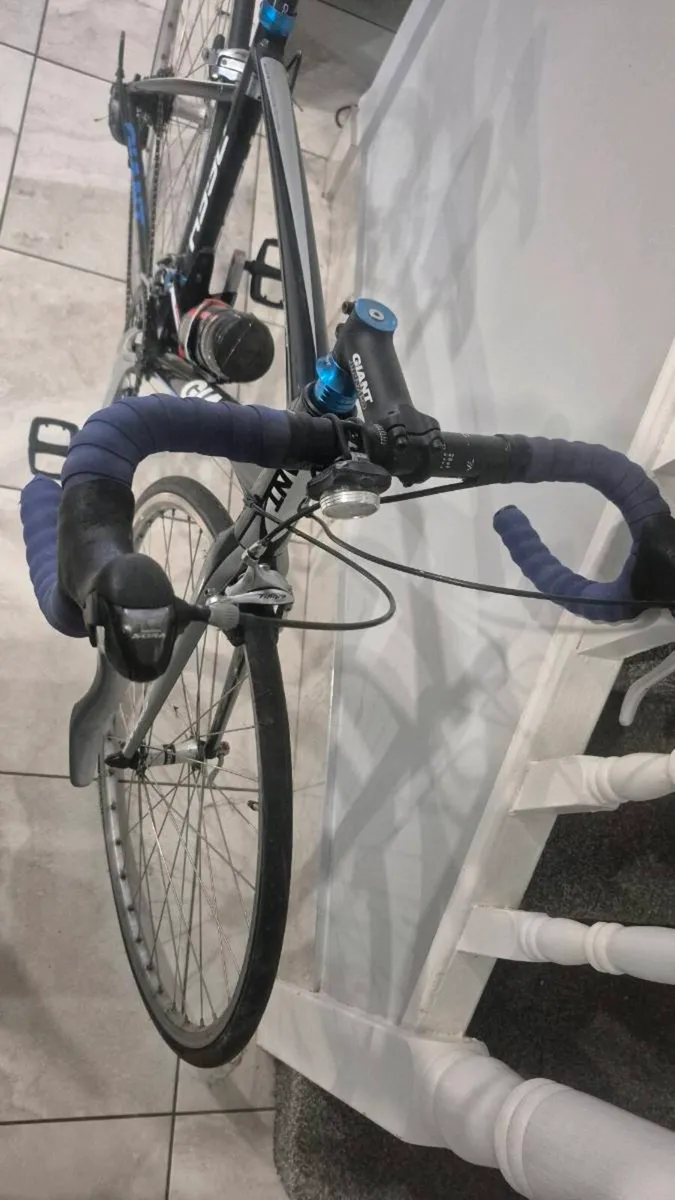 Giant Defy 2 Road Bike – Medium Frame – Shimano Ti - Image 2