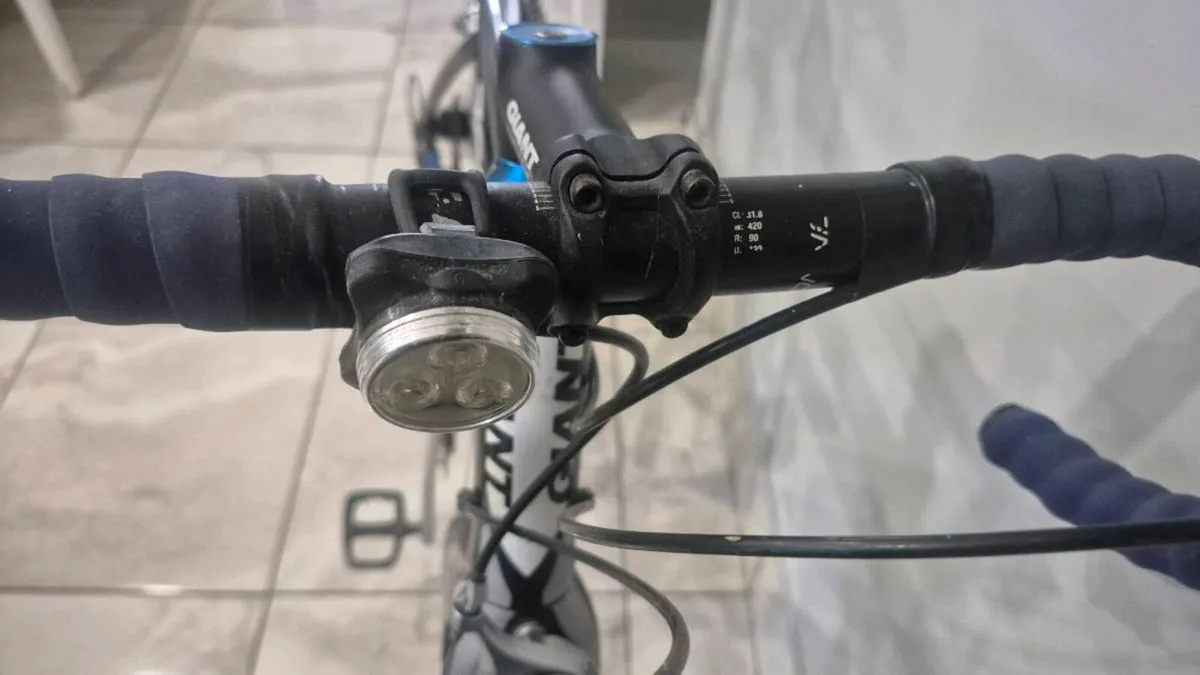 Giant Defy 2 Road Bike – Medium Frame – Shimano Ti - Image 3
