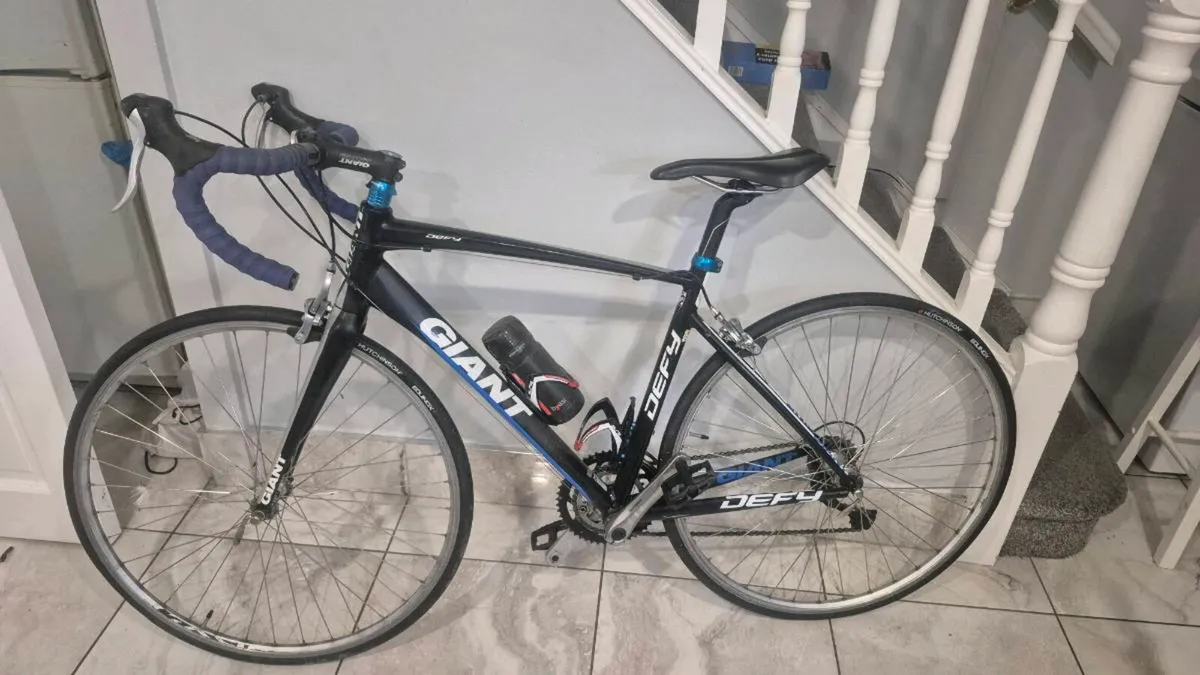 Giant Defy 2 Road Bike – Medium Frame – Shimano Ti - Image 4