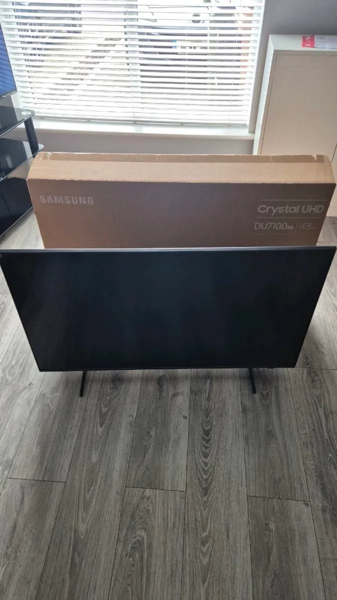 Samsung Crystal UHD 4K Smart TV 43inch Excellent - Image 2