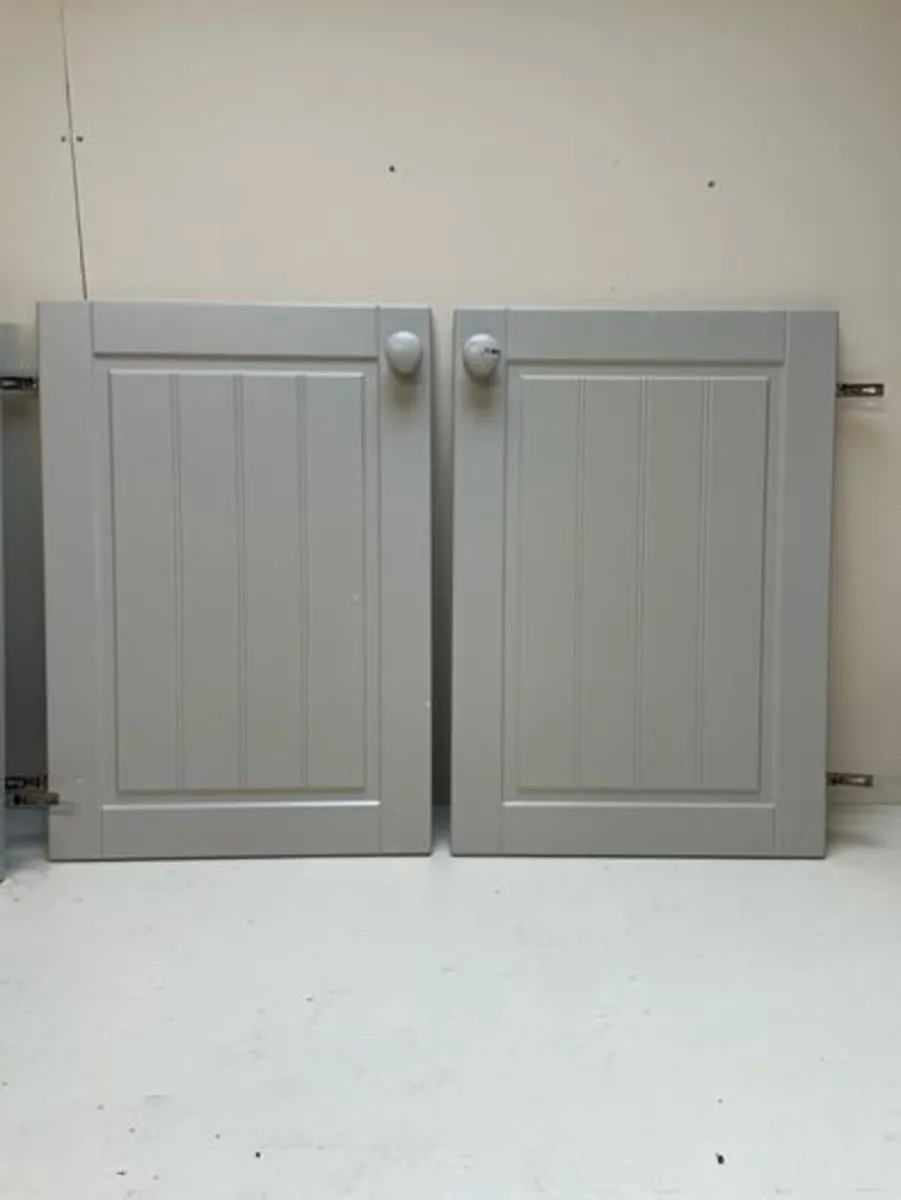 Kitchen cabinet doors, pelmet & bracket leftovers - Image 2