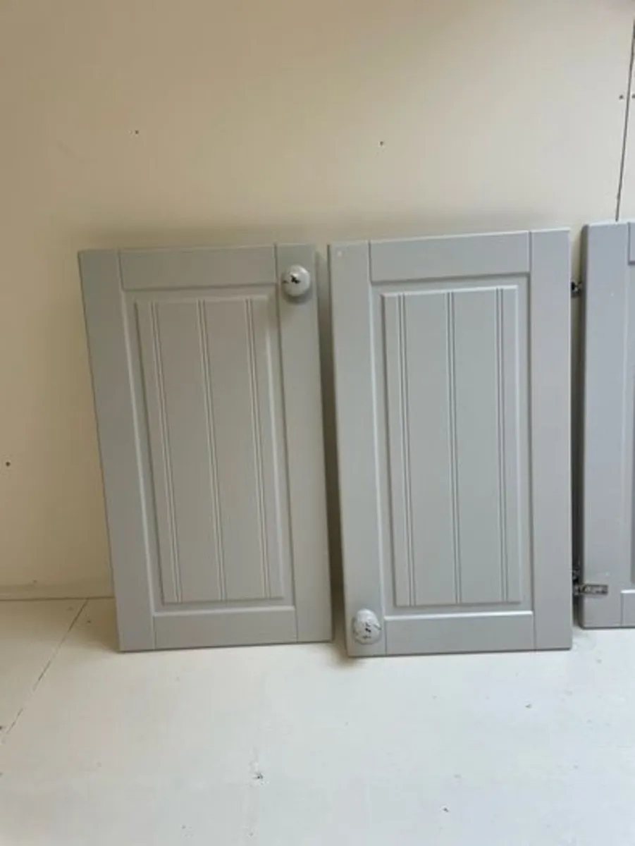 Kitchen cabinet doors, pelmet & bracket leftovers - Image 3