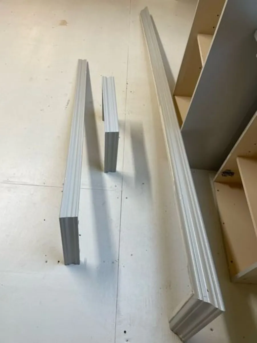 Kitchen cabinet doors, pelmet & bracket leftovers - Image 4