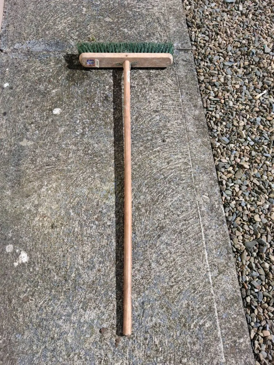 Lodge splitter, brush, and sledge hammer - Image 1