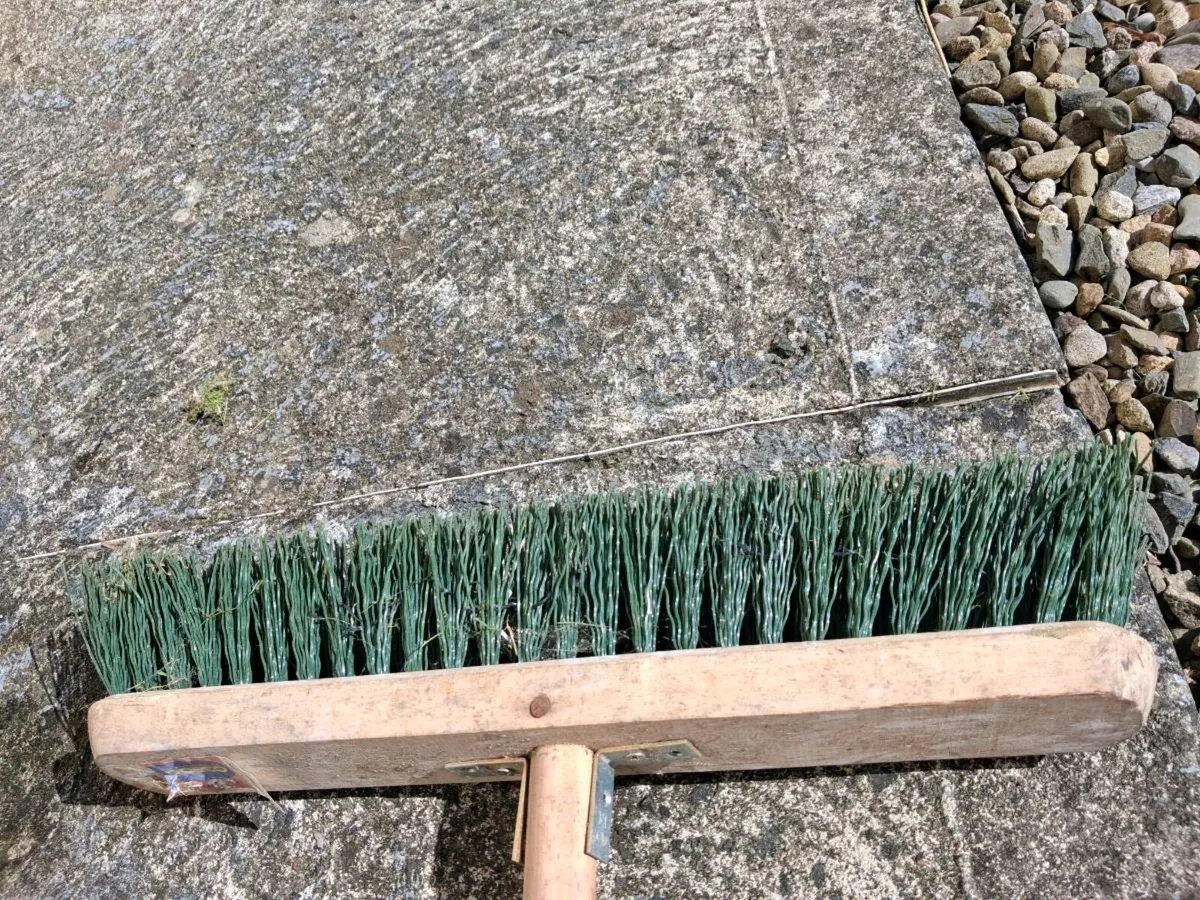 Lodge splitter, brush, and sledge hammer - Image 2