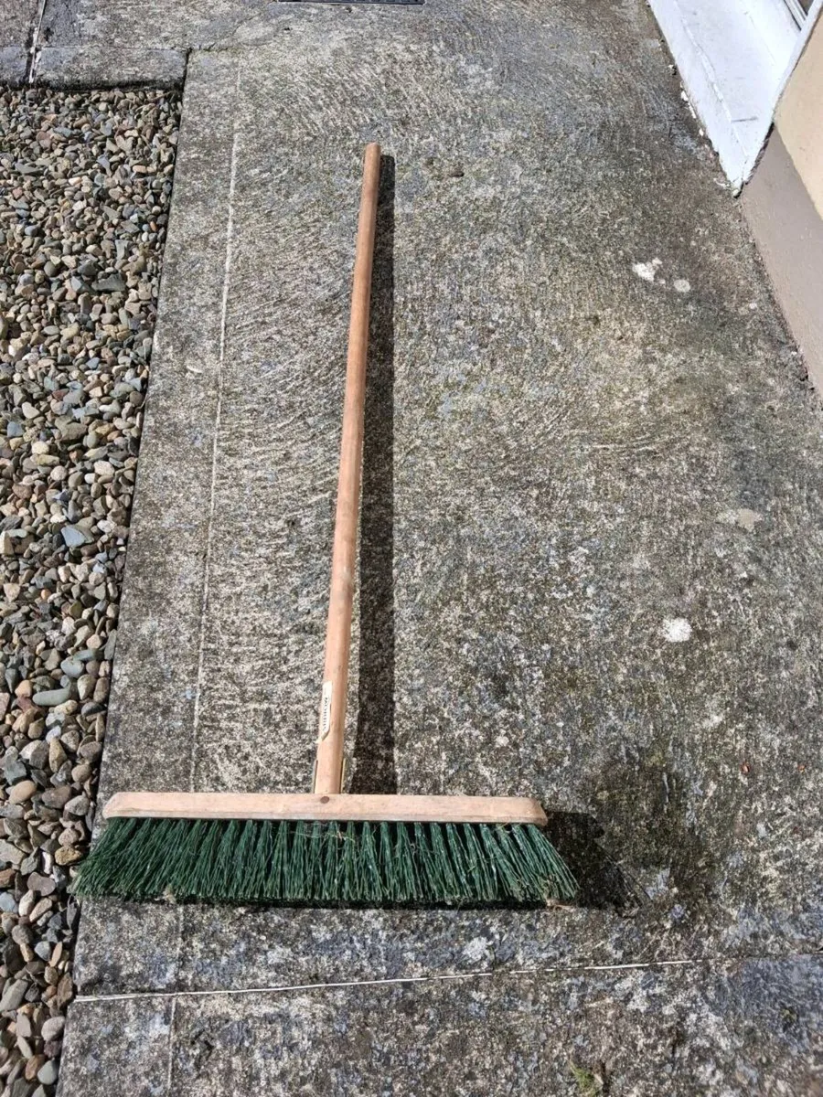 Lodge splitter, brush, and sledge hammer - Image 3