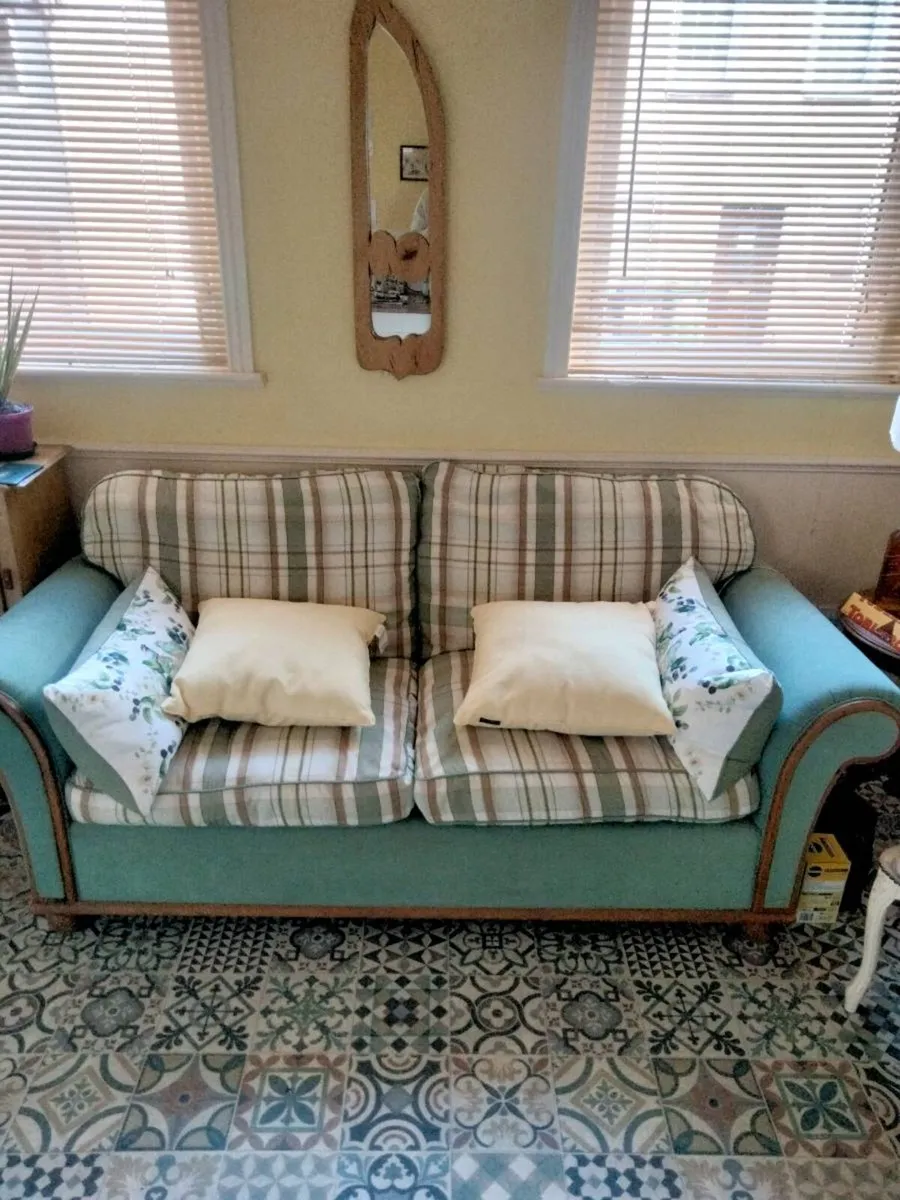 Two seater couch - Image 1