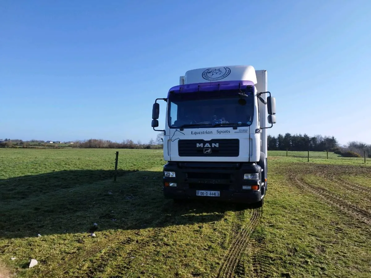 8 horse truck - Image 1