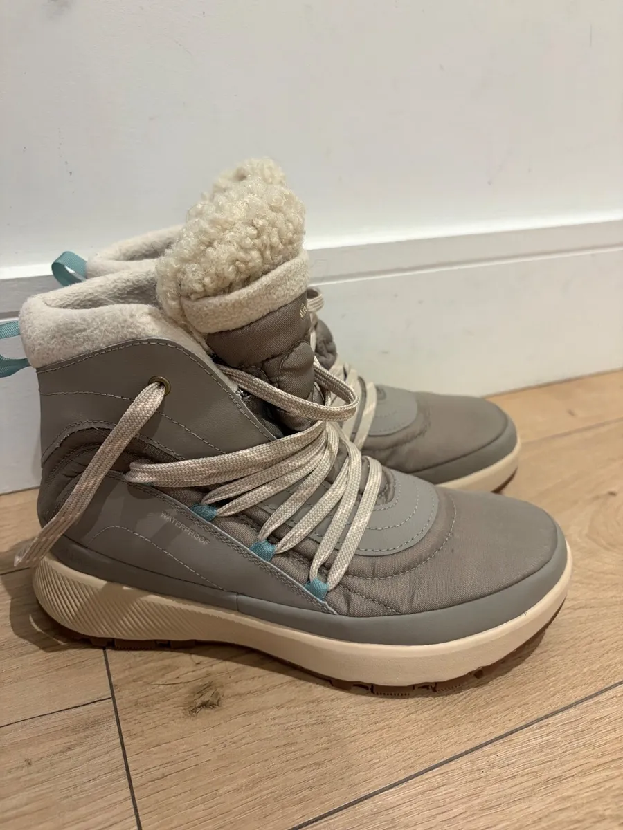Waterproof Columbia shoes - Image 1