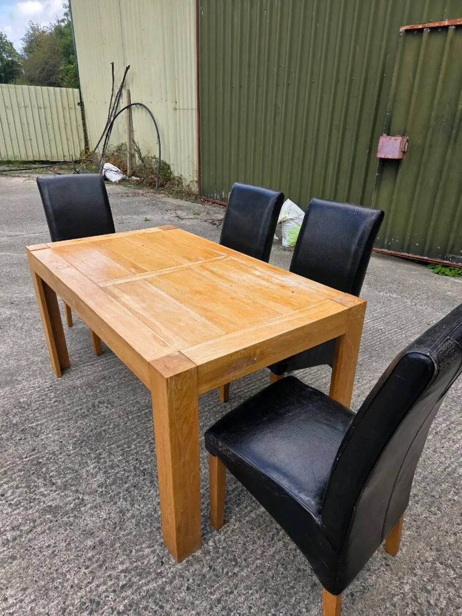Table and chairs - Image 1