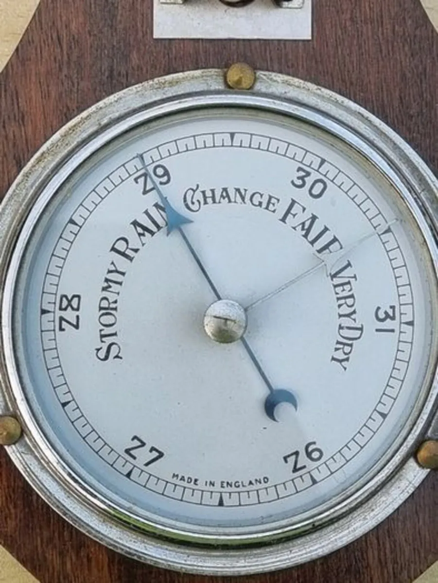Classic wall-mounted aneroid barometer - Image 2