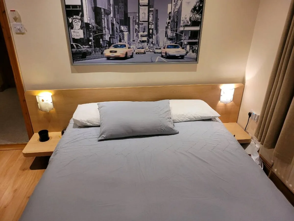 King size bed - Image 2