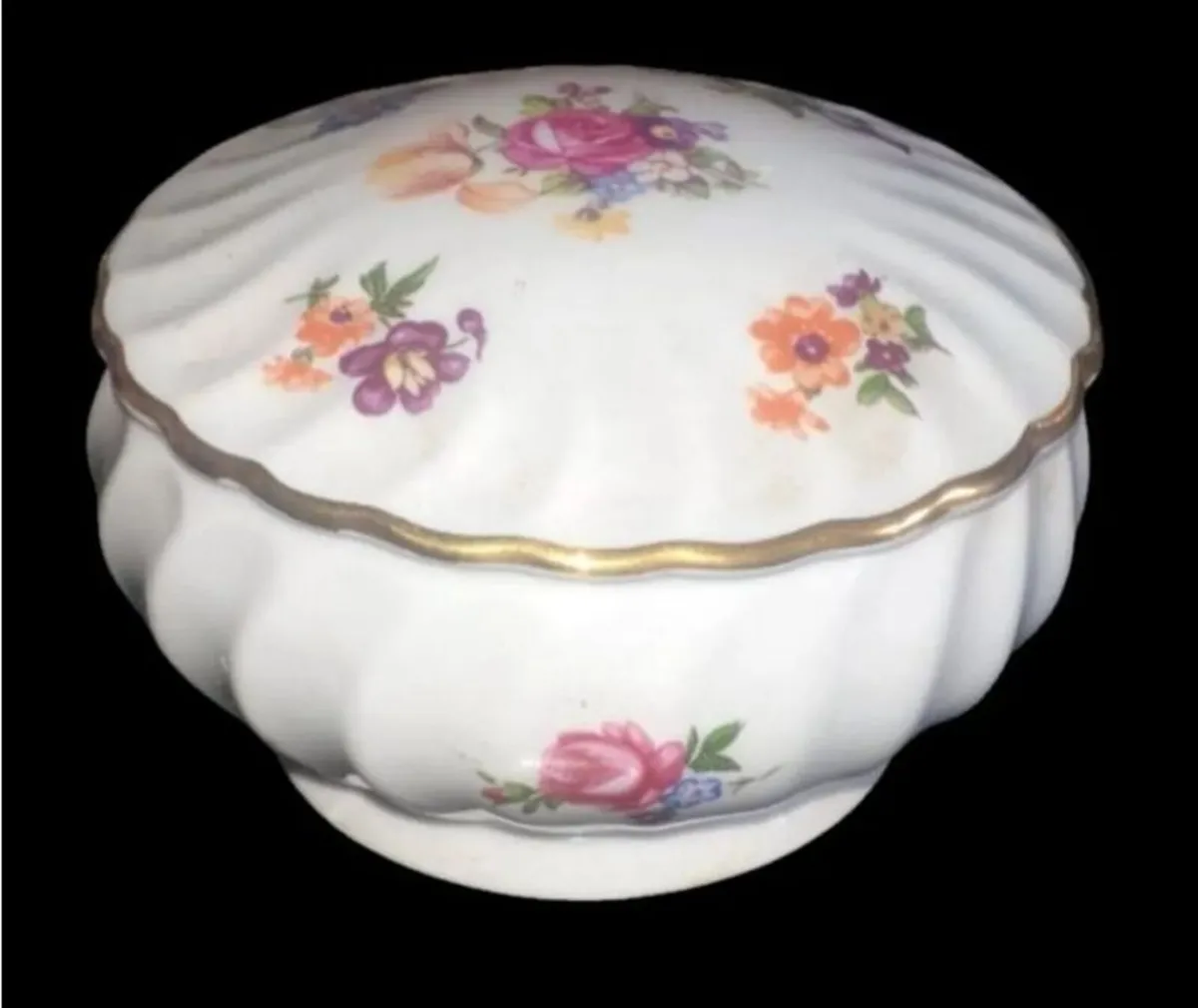 Pristine Vintage Porcelain Floral Trinket Box - Image 4