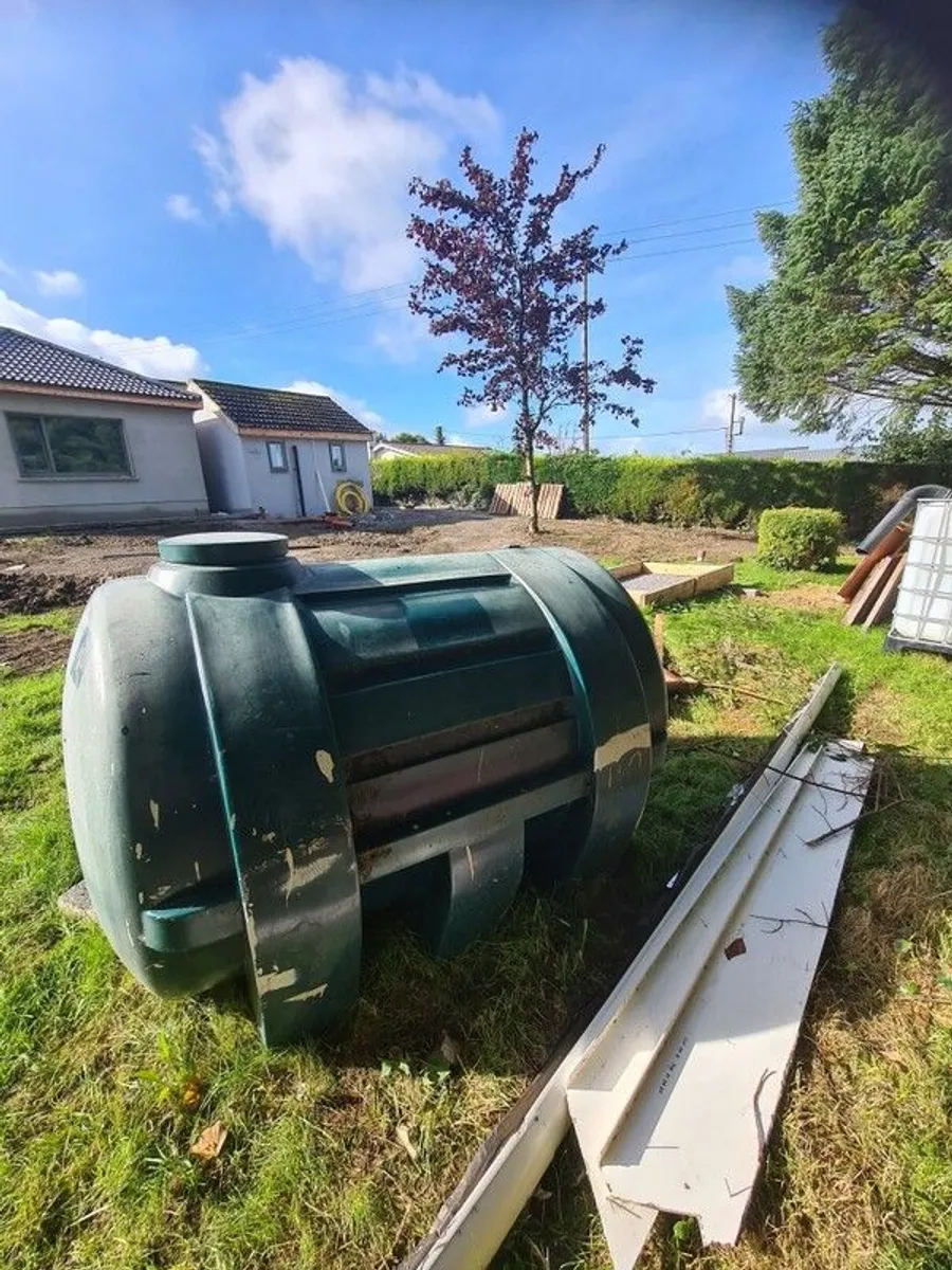 Oil tank - Image 1