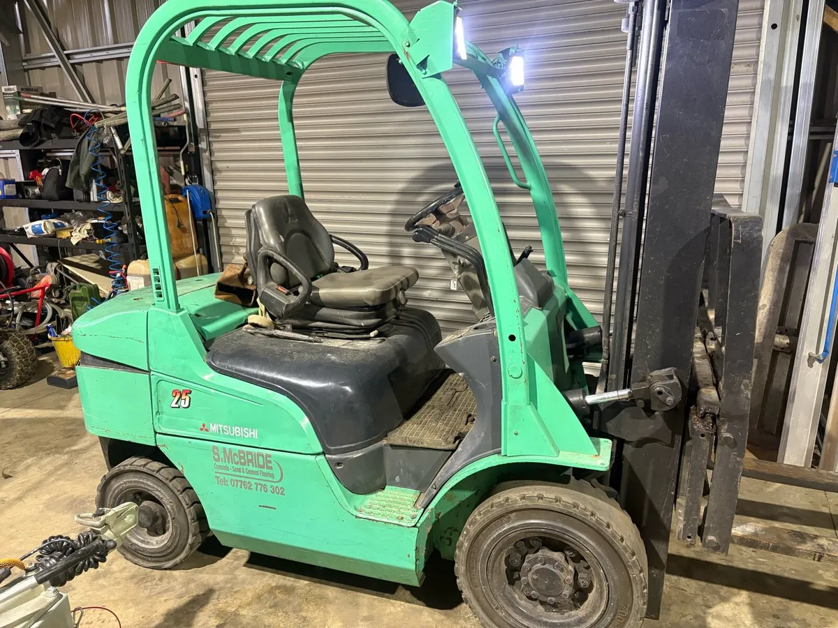 2.5t forklift - Image 3