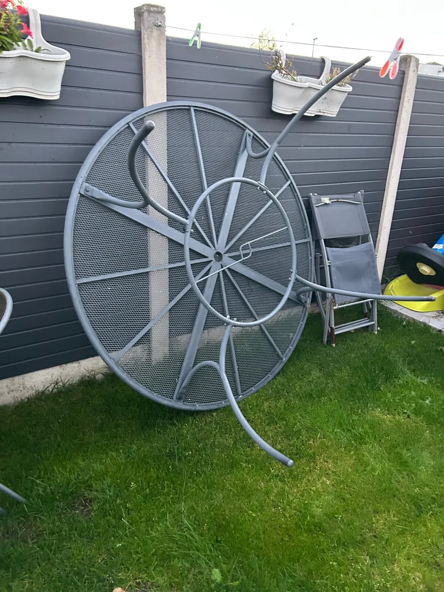 Garden table - Image 1