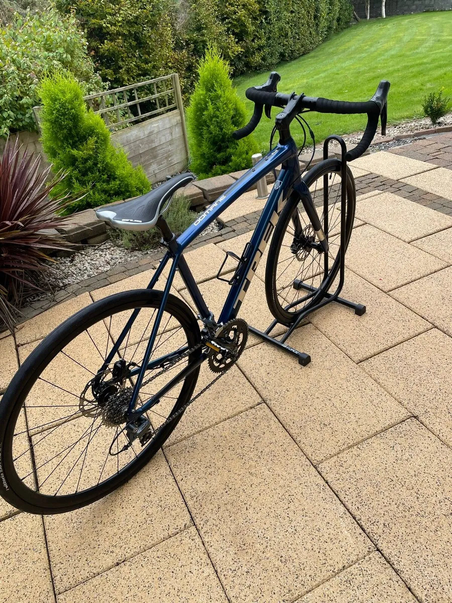 Trek Domane AL2 disc road bike - Image 2