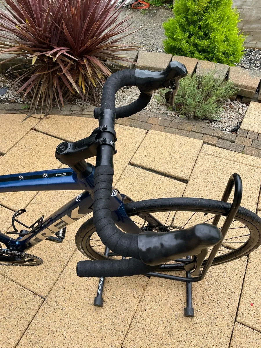 Trek Domane AL2 disc road bike - Image 3