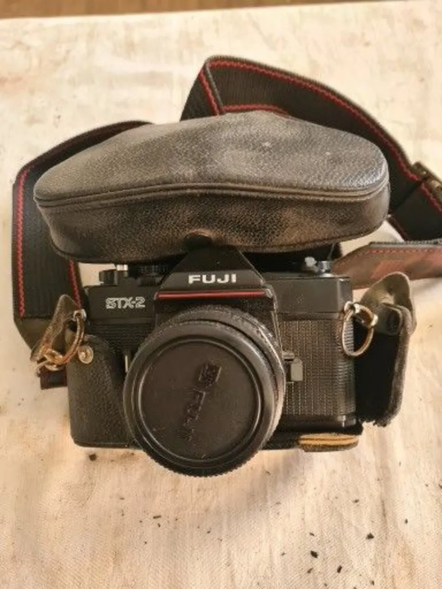 2 x SLR cameras with short lense and 2 x tri pods - Image 1