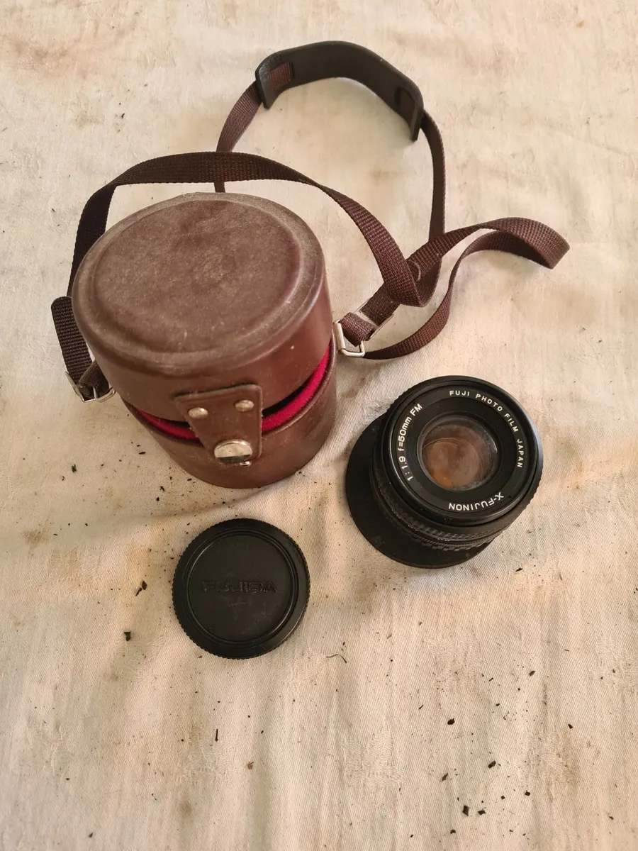 2 x SLR cameras with short lense and 2 x tri pods - Image 3