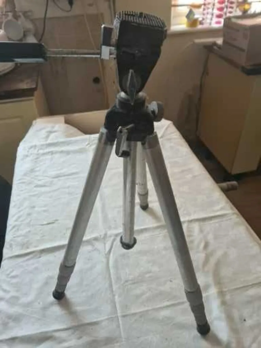2 x SLR cameras with short lense and 2 x tri pods - Image 4