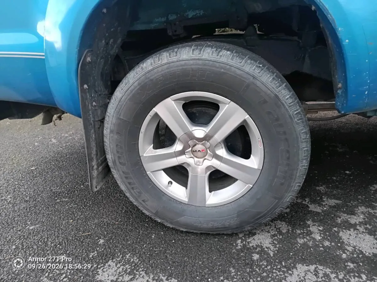 2006 toyota Hilux - Image 2