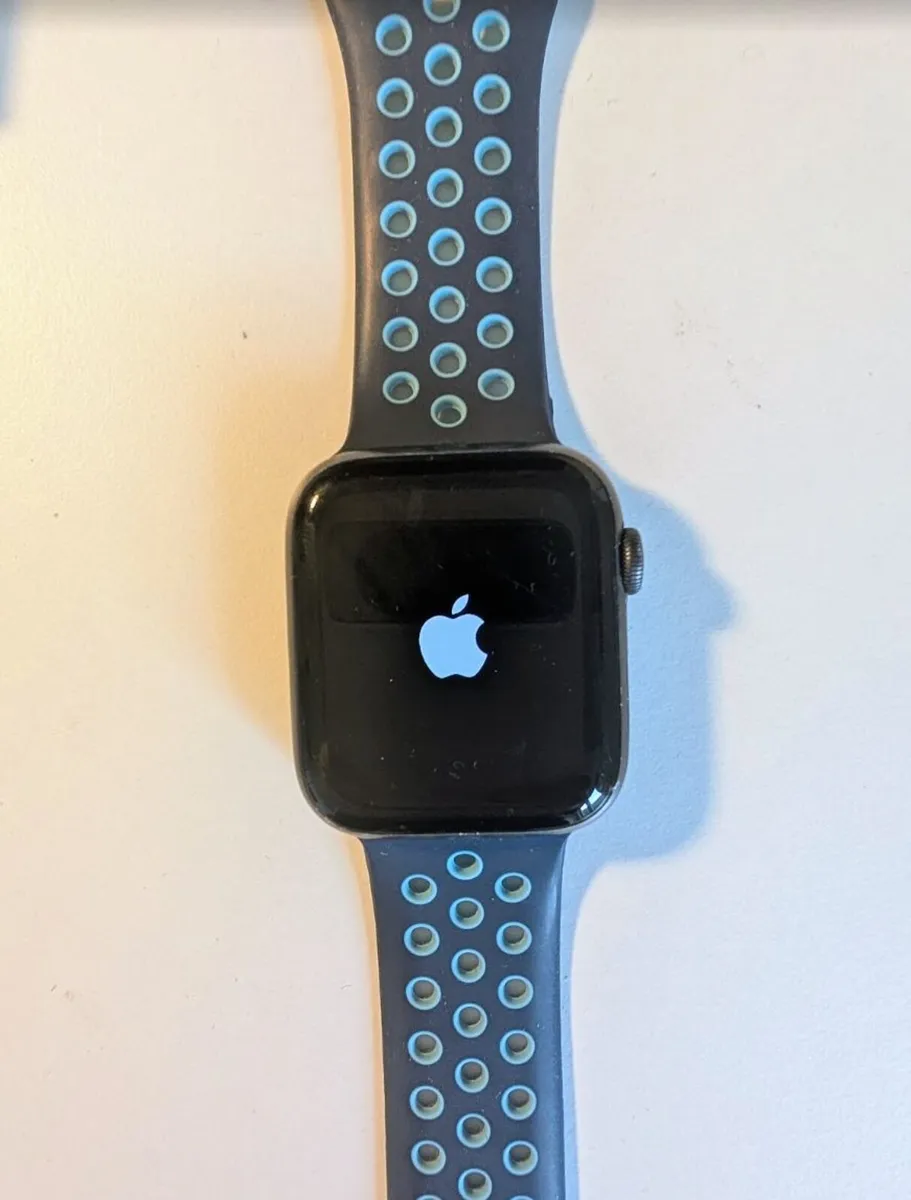 Apple Watch Series 5 w/accessories - Image 3