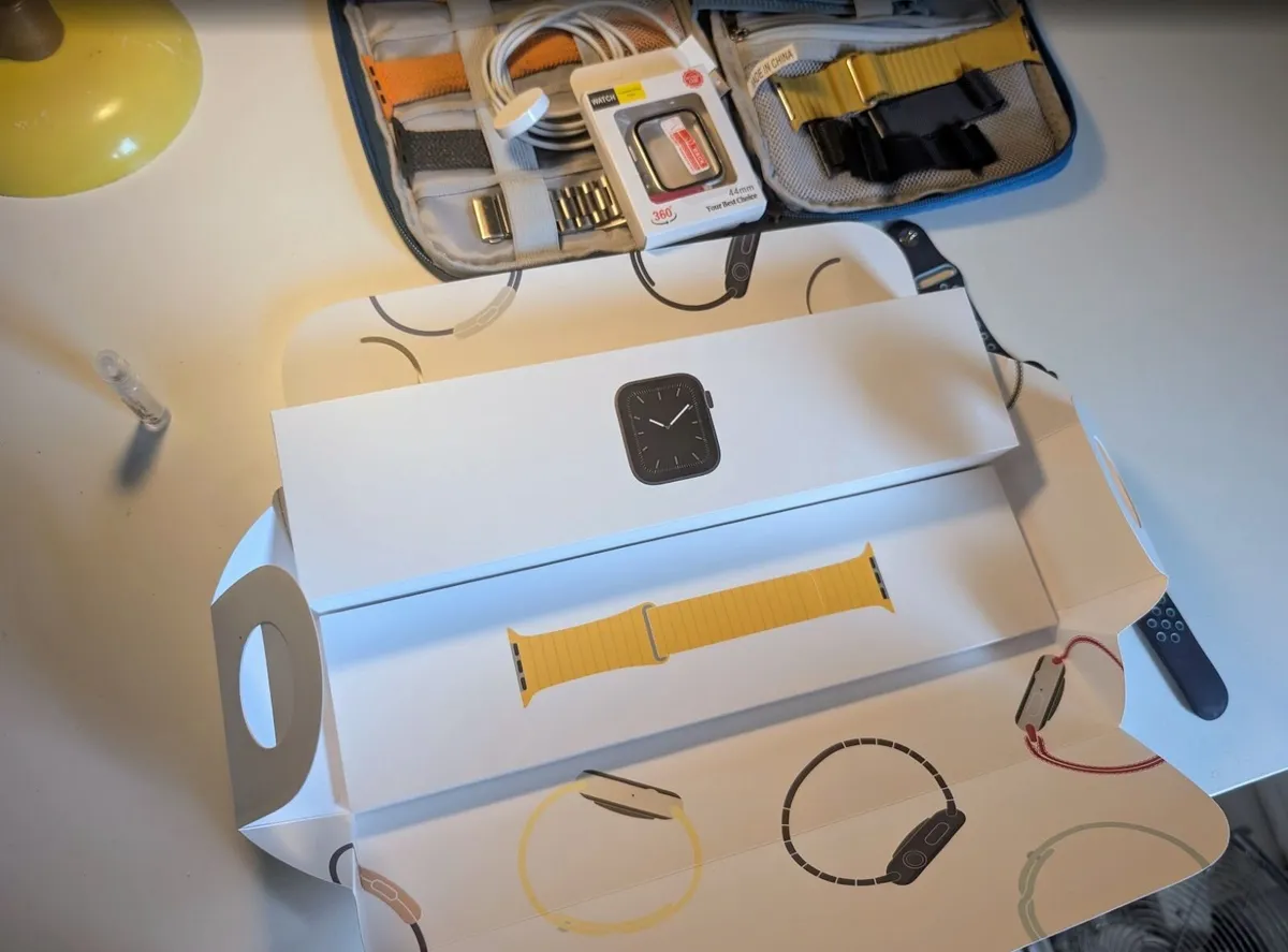 Apple Watch Series 5 w/accessories - Image 1