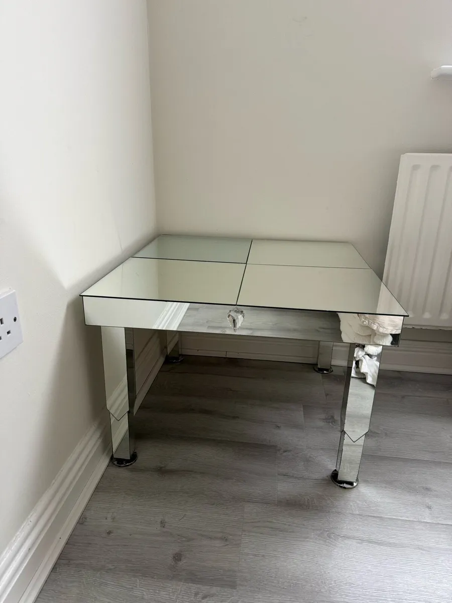 Square glass table - Image 1