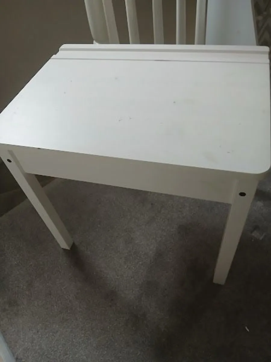 Children Desk - Image 1
