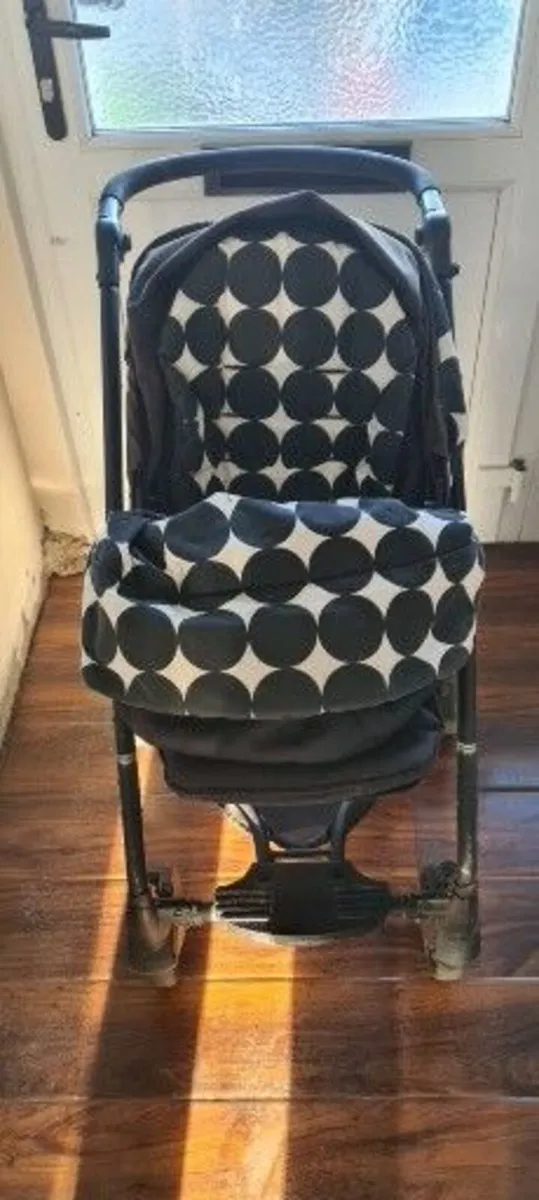 Mamas and Papas stroller with foot brake and rain - Image 1