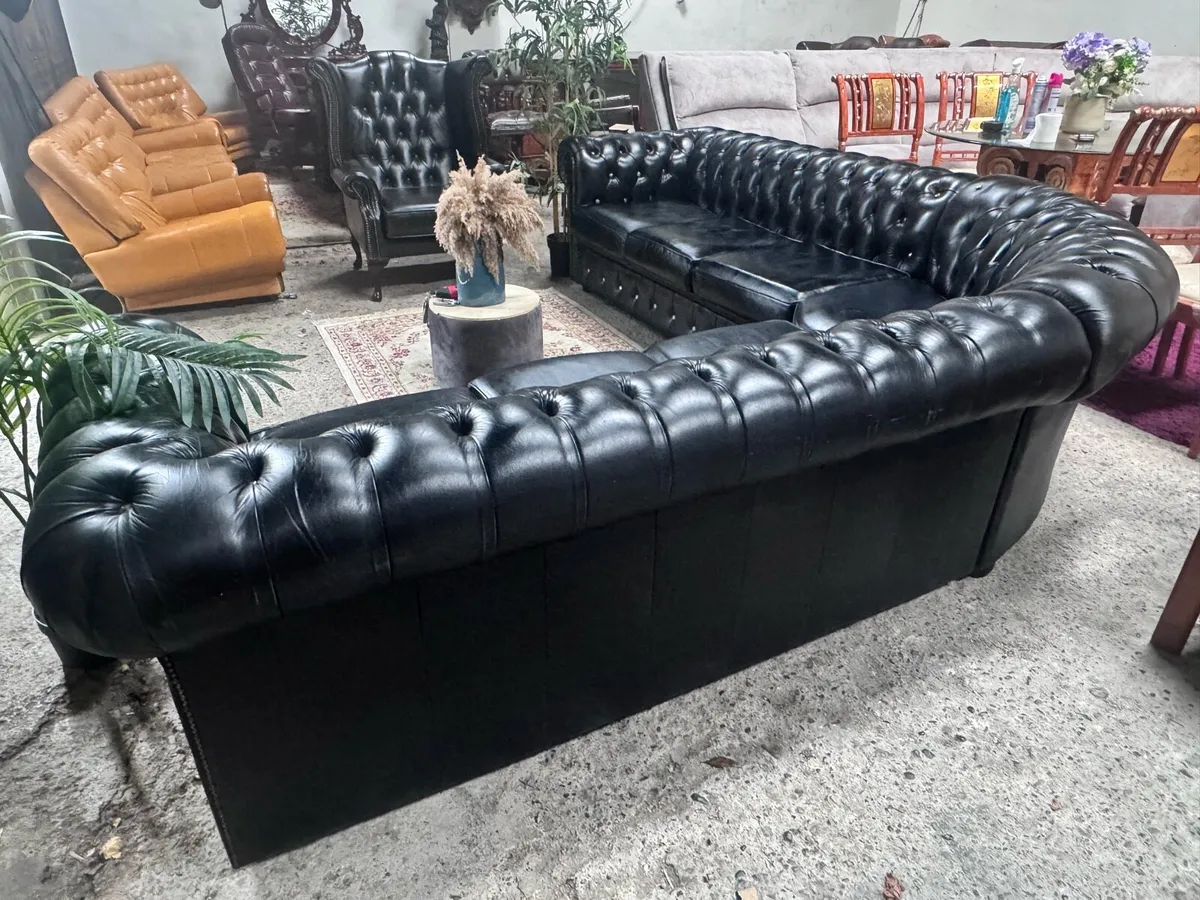 Unique Chesterfield corner sofa&Anne queen chair - Image 1