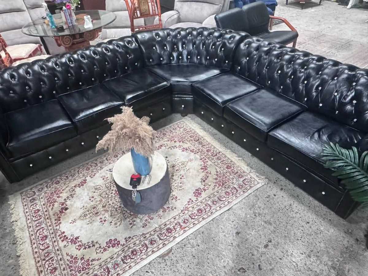 Unique Chesterfield corner sofa&Anne queen chair - Image 4