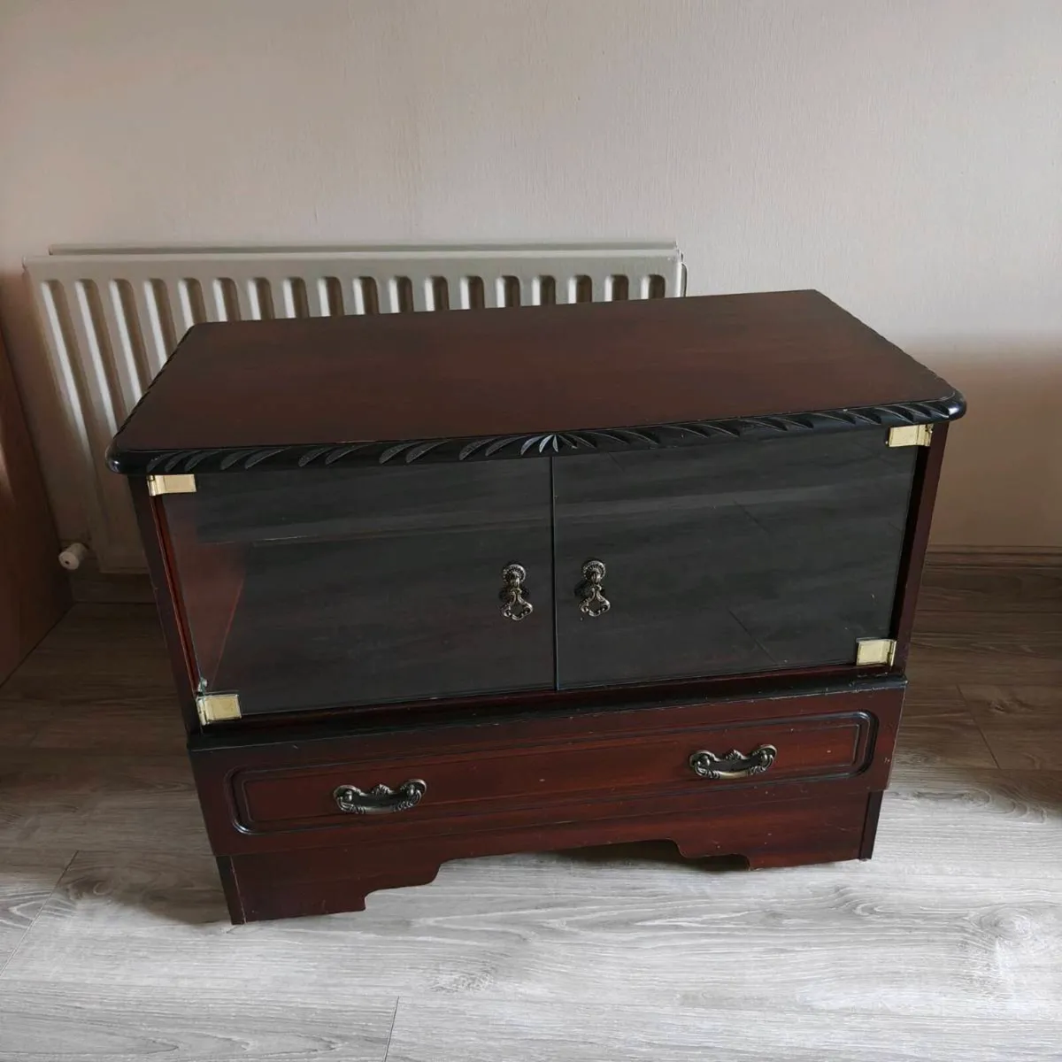 Vintage Mahogany-Style TV Stand / Media Cabinet (O - Image 1