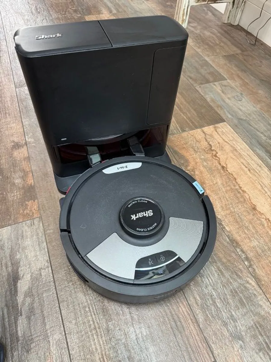 Robot Vacuum - Shark Wet & Dry - Image 1