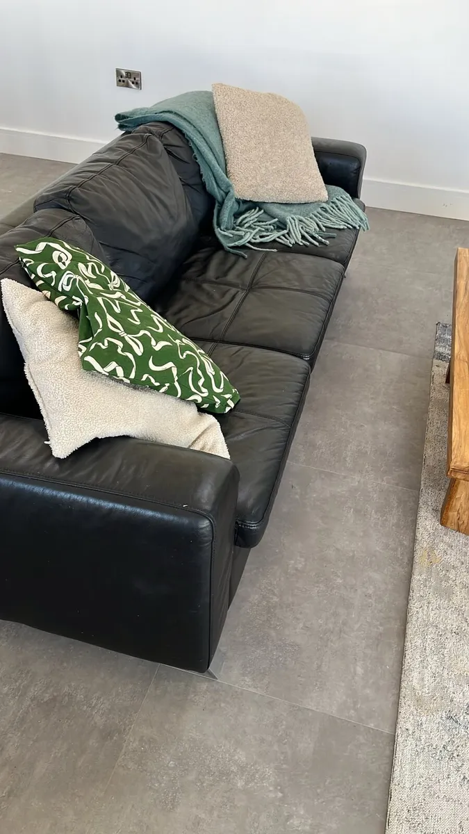 Leather sofa 3 seater & 2 seater - Image 3