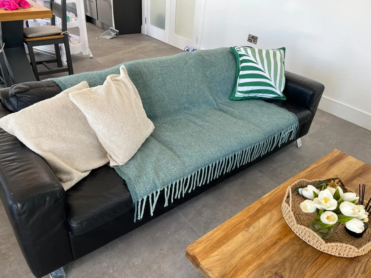 Leather sofa 3 seater & 2 seater - Image 1