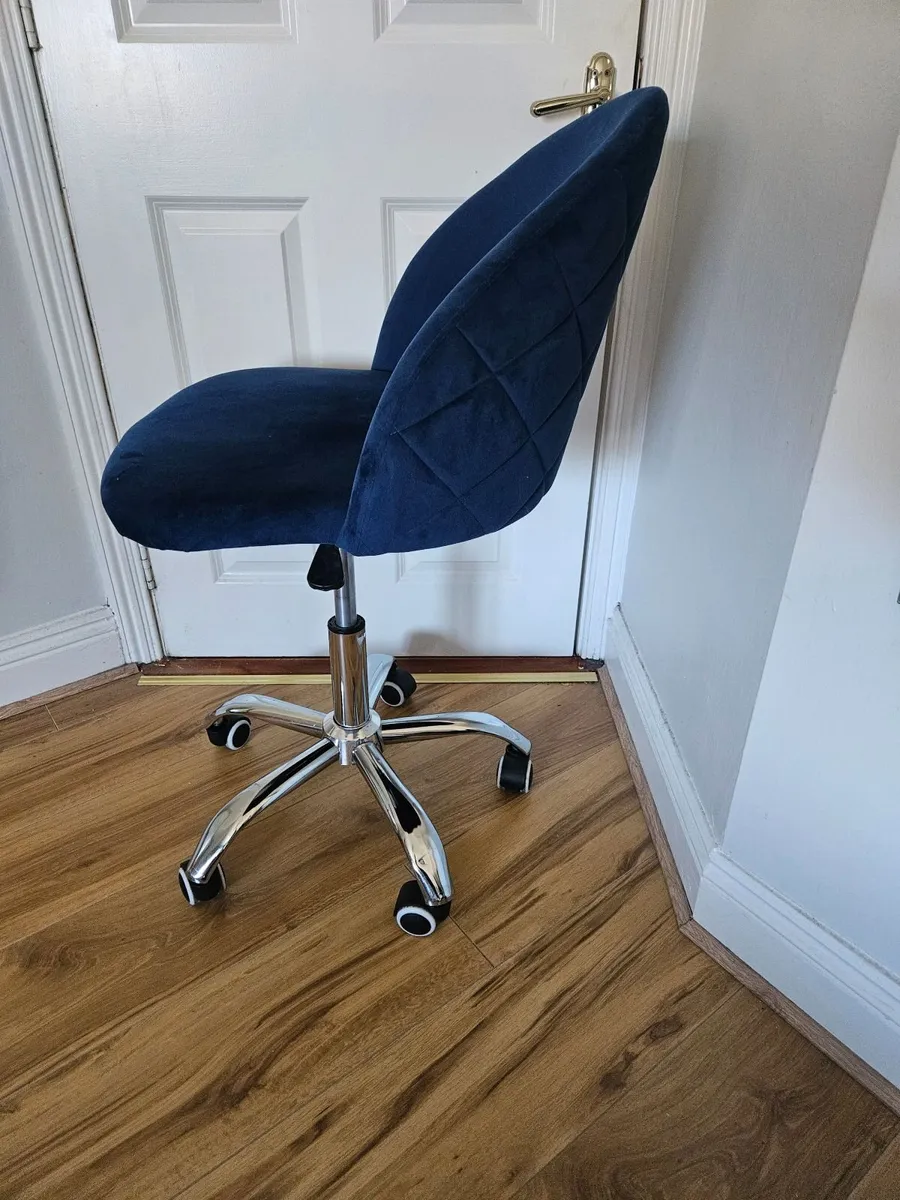 Bedroom/ living room swivel chair - Image 1
