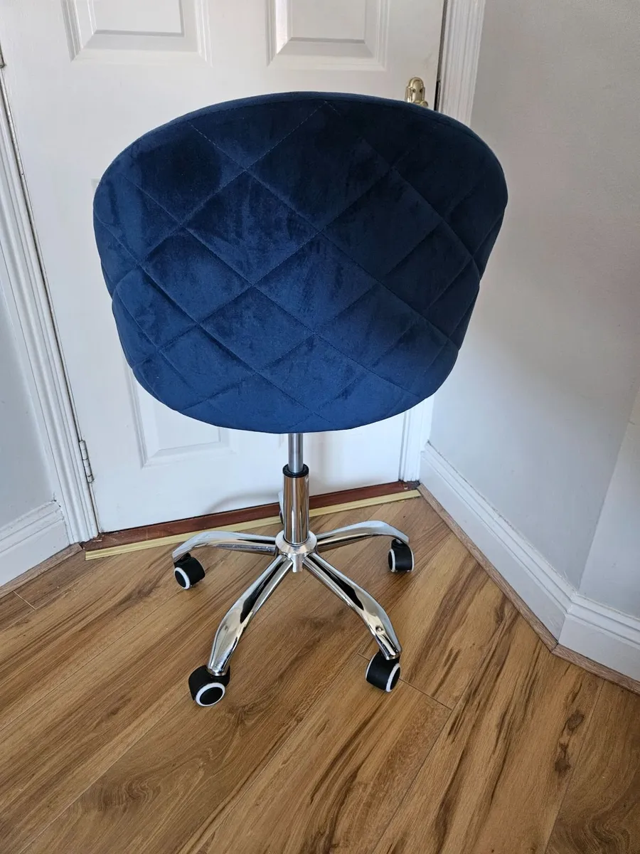 Bedroom/ living room swivel chair - Image 3