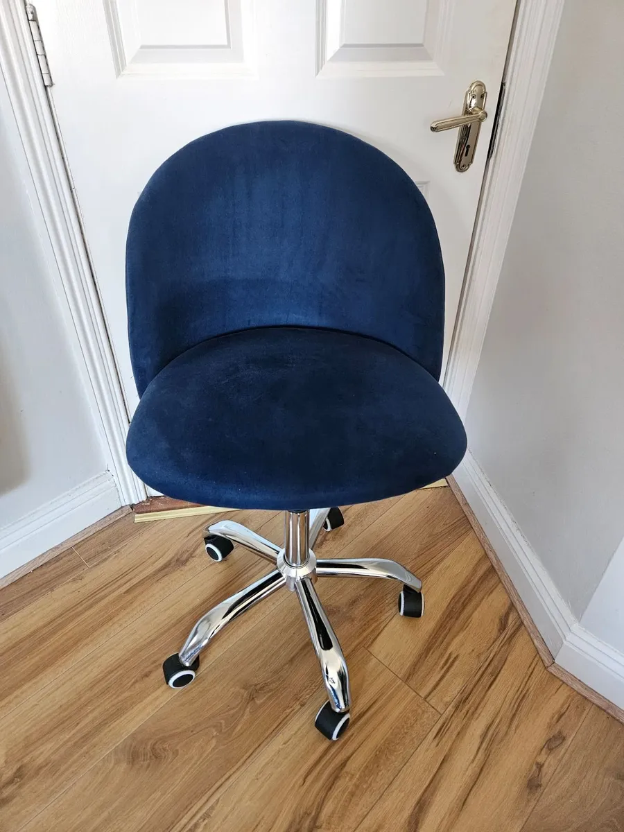 Bedroom/ living room swivel chair - Image 4