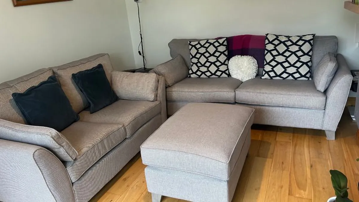 Modern three piece suite - Image 1