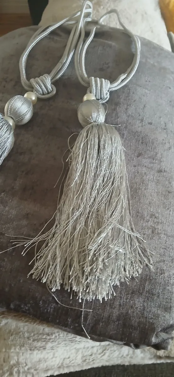 Curtains inc tie backs - Image 4