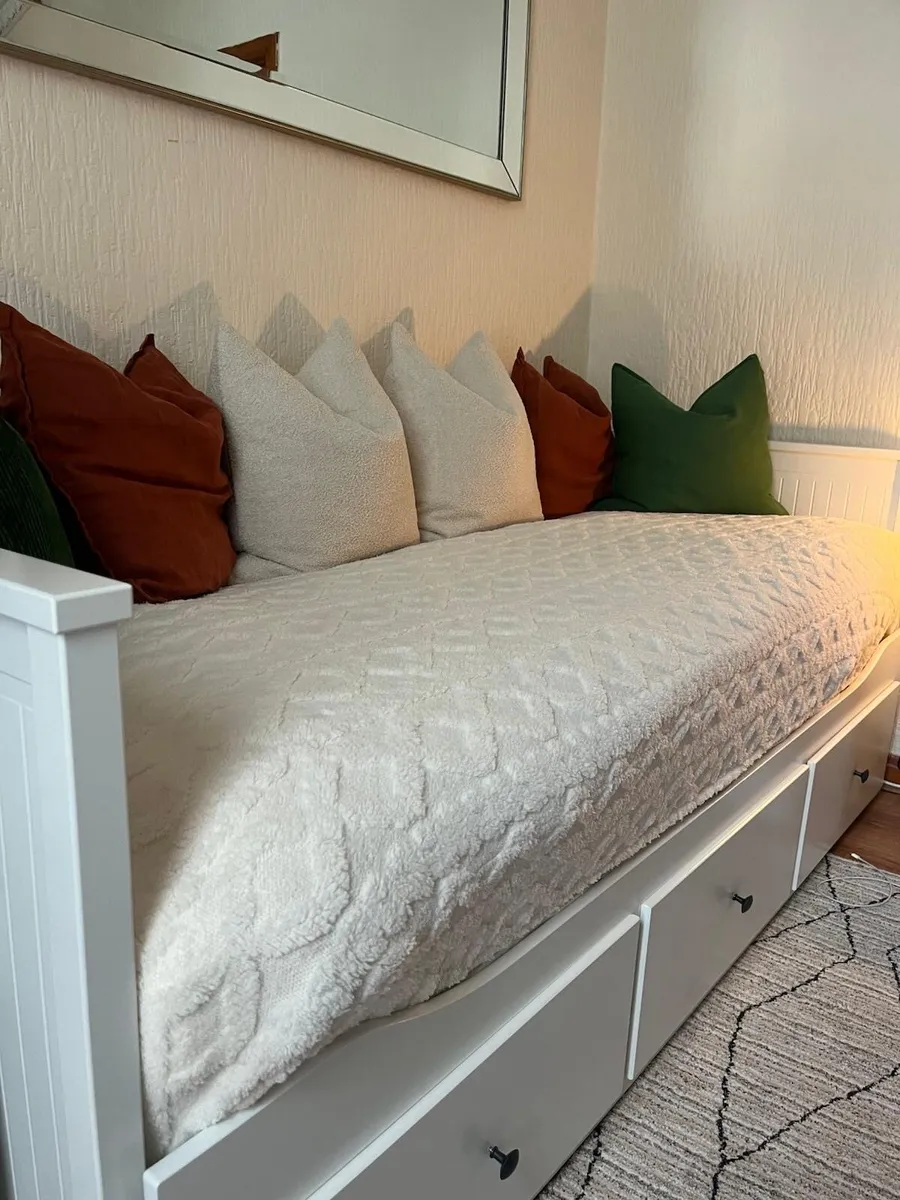 Day-bed / sofa bed - Image 1